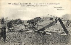 CPA Militaria ce qui reste de la nacelle du zeppelin abattu a Revigny par un auto canon 