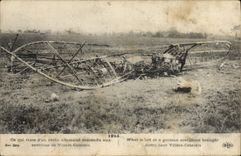 CPA Militaria Ce qui reste d'un avion allemand descendu aux environs de Villers Cotterets 