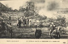 CPA Militaria Le zeppelin abattu a Compiegne le 17 mars 1917