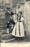 CPA Folklore Basses Pyrenees Garcon et fille de la vallee d'Ossau