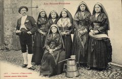CPA Folklore Basses Pyrenees Groupes d'Ossaloises 