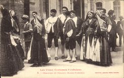CPA Folklore Pyrenees Ossaloises et Ossalois Basses Pyrenees