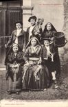 CPA Folklore Pyrenees Groupe de garcons et filles de la vallee d'Ossau 