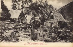 CPA Folklore Pyrenees Patre centenaire en montagne 