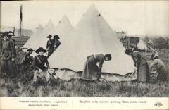 CPA Dames ambulancieres installant leur tente 