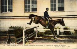 CPA Cheval Hippisme Saumur Ecole d'application de cavalerie Carriere du manege des ecuyers Saut de la barre