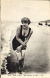 VINTAGE POSTCARD Woman Bathing suit of sea While waiting for the wave