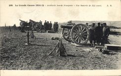 CPA Militaria Artillerie lourde francaise Une batterie de 155 court 