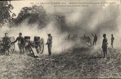 CPA Militaria Batterie d'artillerie francaise de 75 en action sur le front aux environs d'Arras