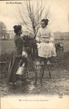 CPA Folklore Au pays basque Rencontre de deux Basquaises Ane mule 