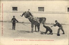 CPA Cheval Hippisme Saumur Sauteur aux piliers (chute dangereuse)