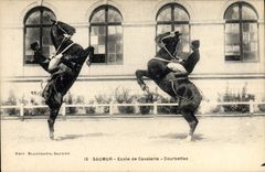 CPA Cheval Hippisme Saumur Ecole de cavalerie Courbettes