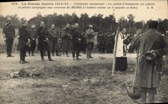 VINTAGE POSTCARD Militaria Ceremonie an infantryman east buries in full shift around Rheims