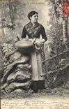 CPA Folklore Jeune femme basquaise 