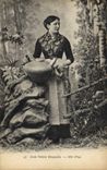CPA Folklore Jeune femme basquaise 