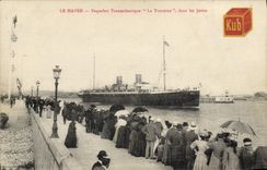 CPA Bateau Paquebot Transatlantique La Touraine dans les jetees Le Havre 