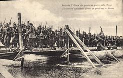 VINTAGE POSTCARD Militaria the German infantry passes a bridge on the Meuse