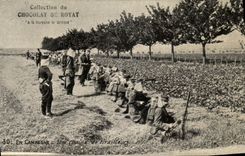 CPA Militaria En Campagne Une chaine de tirailleurs 