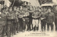 CPA Militaria Nos cavaliers fraternisent avec les soldats anglais 