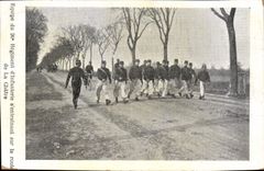 CPA Militaria Equipe du 90eme regiment d'infanterie s'entrainant sur la route de La Chatre 