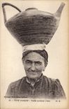 CPA Folklore Type basque Vieille porteuse d'eau