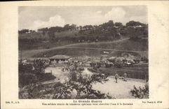 CPA Militaria Nos soldats muni de tonneaux speciaux vont chercher l'eau a la fontaine 