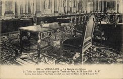 CPA Militaria Versailles La galerie des glaces Armistice 