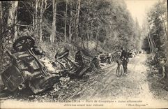 CPA Militaria Foret de Compiegne autos allemandes detruites avant leur retraite 