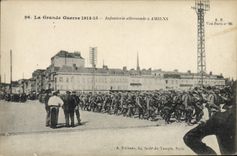 CPA Militaria Infanterie allemande a Amiens