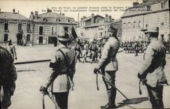 CPA Militaria General francais salue le drapeau d'un regiment 