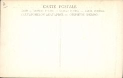 CPA Militaria General francais salue le drapeau d'un regiment