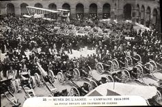 CPA Militaria Musee de l'armee La foule devant les trophees de guerre Avion Canons