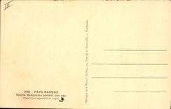 CPA Folklore Pays basque Vieille basquaise portant son eau