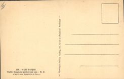 CPA Folklore Pays basque Vieille basquaise portant son eau