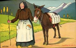 CPA Folklore Pyrenees Porteuse de lait 