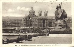 CPA Marseille Monument des Marins Morts en Mer et la Cathedrale