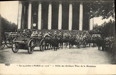 CPA Militaria Le 14 juillet a Paris en 1916 Defile des artilleurs Place de la Madeleine Paris 