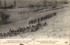 CPA Militaria Deploiement d'infanterie Avant l'attaque aux abords de la route de Varedde
