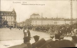 CPA Militaria Allemands a Amiens en face de la gare