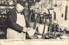 CPA Militaria M Turpin dans son laboratoire 