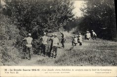 CPA Militaria Une chaude alerte Estafettes de cavalerie dans la foret de Compiegne 