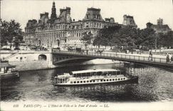 CPA Paris L'Hotel de Ville et le Pont d'Arcole Bateau Peniche 