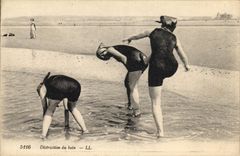 VINTAGE POSTCARD Woman Bathing suit Distraction of the bath