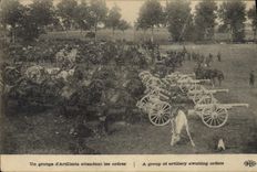 CPA Militaria Un groupe d'artillerie attendant les ordres Canons 