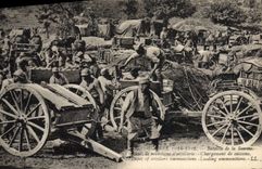 CPA Militaria Bataille de la Somme Depot de munitions d'artillerie Chargement de caissons 