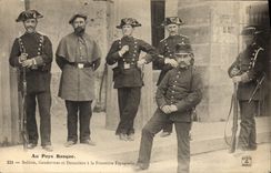 CPA Folklore Au pays basque Soldats Gendarmes et douaniers de la Frontiere Espagnole 