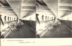 CPA Bateau Paquebot A bord d'un transatlantique Perspective du Deck 