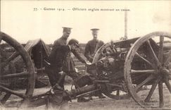 CPA Militaria Officiers anglais montrant un canon 