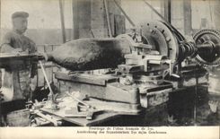 CPA Militaria Tournage de l'obus francais de 370