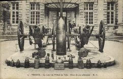 CPA Militaria Verdun La cour de l'hotel de ville Obus de 420 allemand